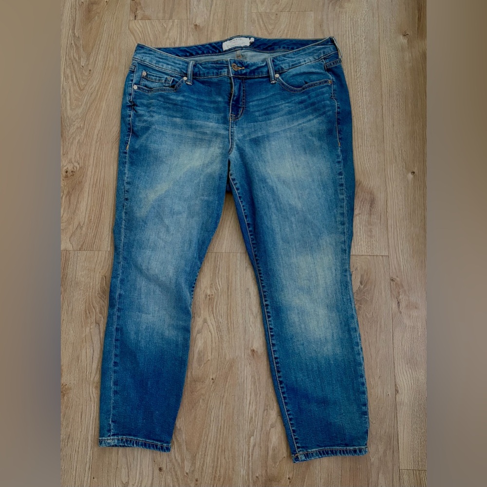 torrid Women's Light Blue Ankle Jeans Distressed Comfortable Soft Sz 18